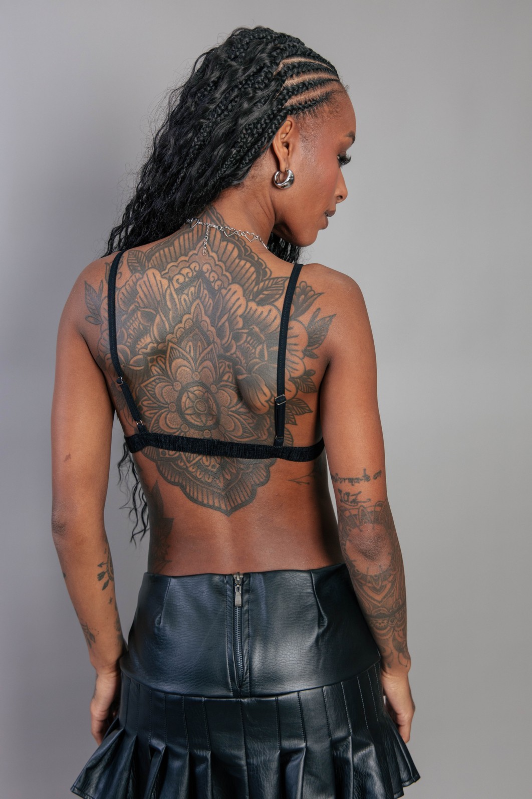 TOP DE TULE PRETO COM APLIQUES E PINGENTES TOP DE TULE PRETO COM APLIQUES E PINGENTES