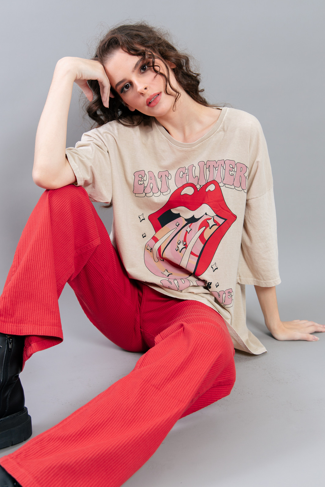 CAMISETA T-SHIRT OVERSIZED BEGE EAT GLITTER AND SHINE