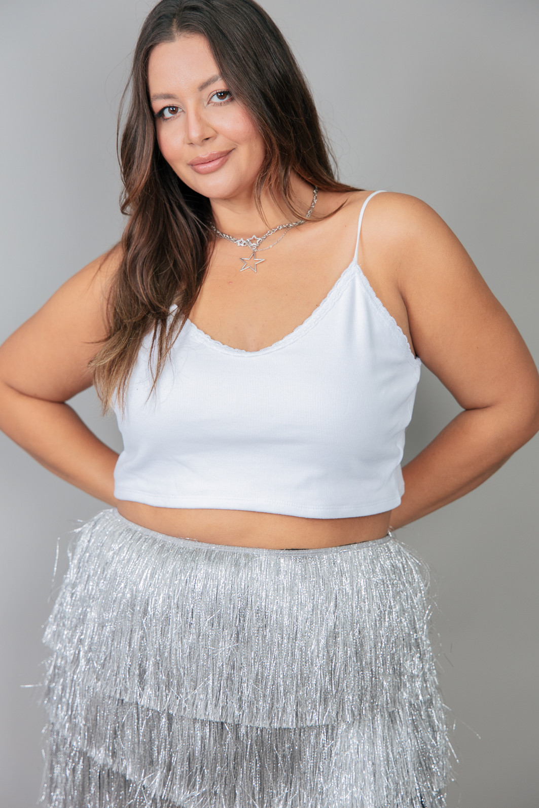 SHORT SAIA COM FRANJAS CINZA COM PRATA