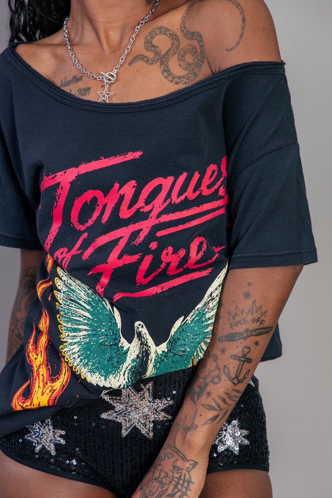 CAMISETA T-SHIRT OFF THE SHOULDER CHUMBO TONGUES CAMISETA T-SHIRT OFF THE SHOULDER CHUMBO TONGUES