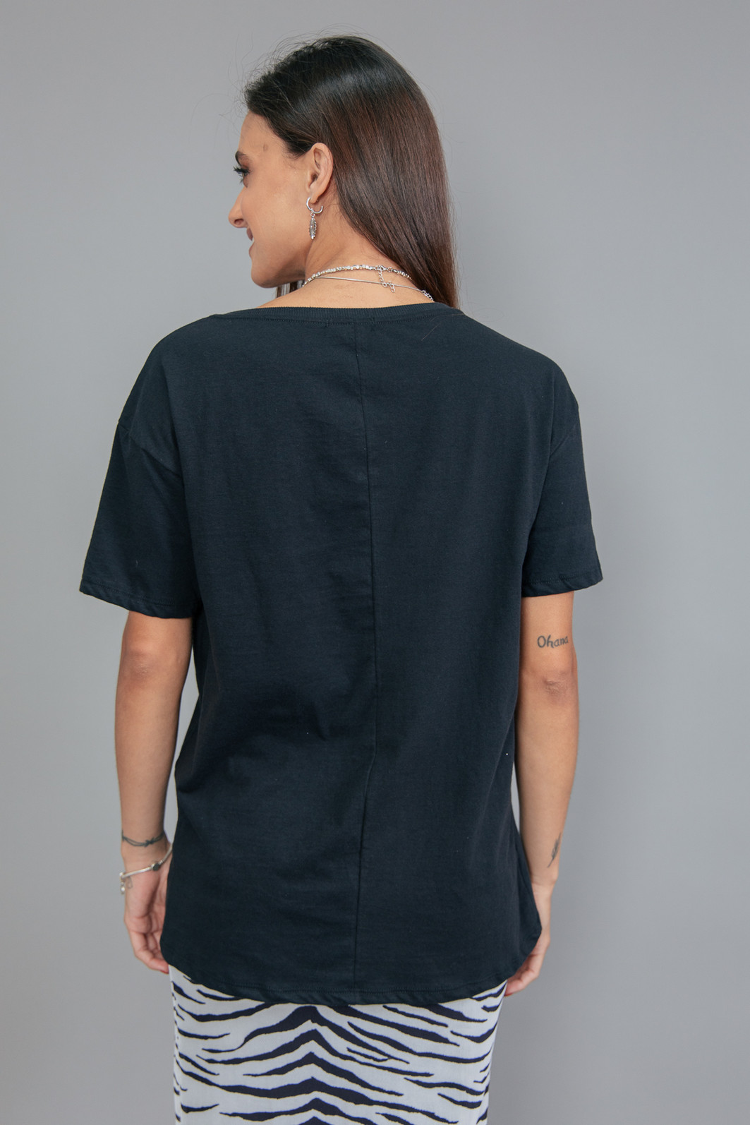 T-SHIRT VINTAGE PRETA DECOTE V COM CORRENTES EAGLE T-SHIRT VINTAGE PRETA DECOTE V COM CORRENTES EAGLE