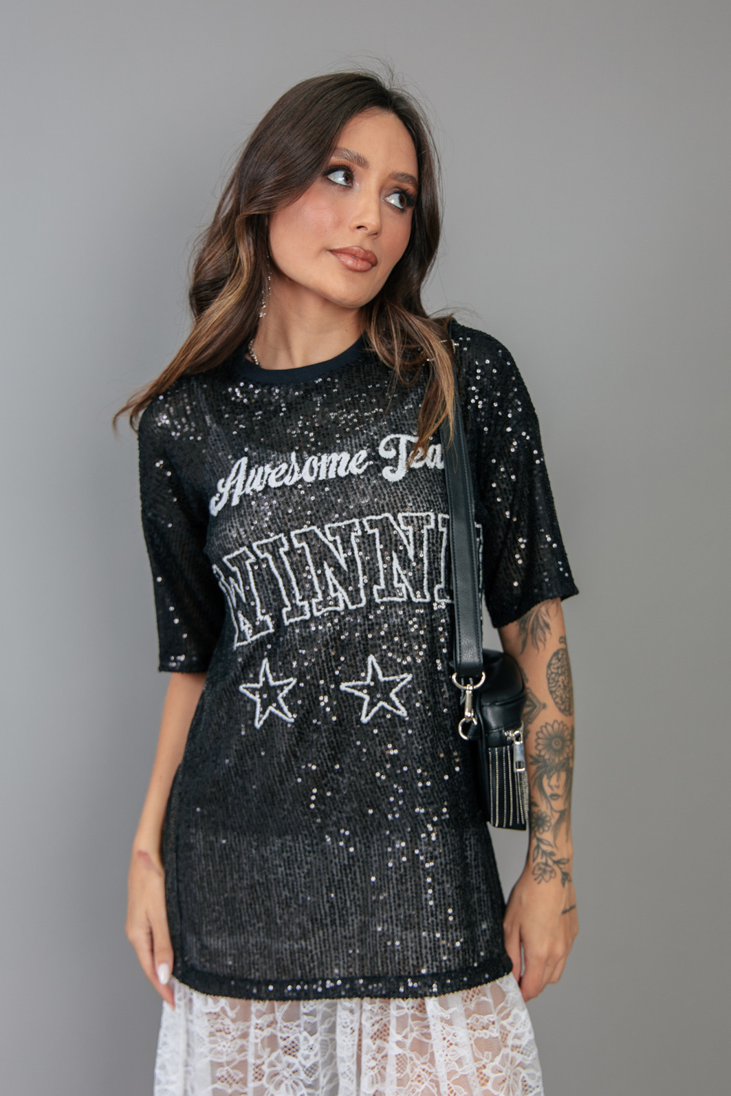 CAMISETA T-SHIRT OVERSIZED DE PAETÊ PRETO WINNER CAMISETA T-SHIRT OVERSIZED DE PAETÊ PRETO WINNER