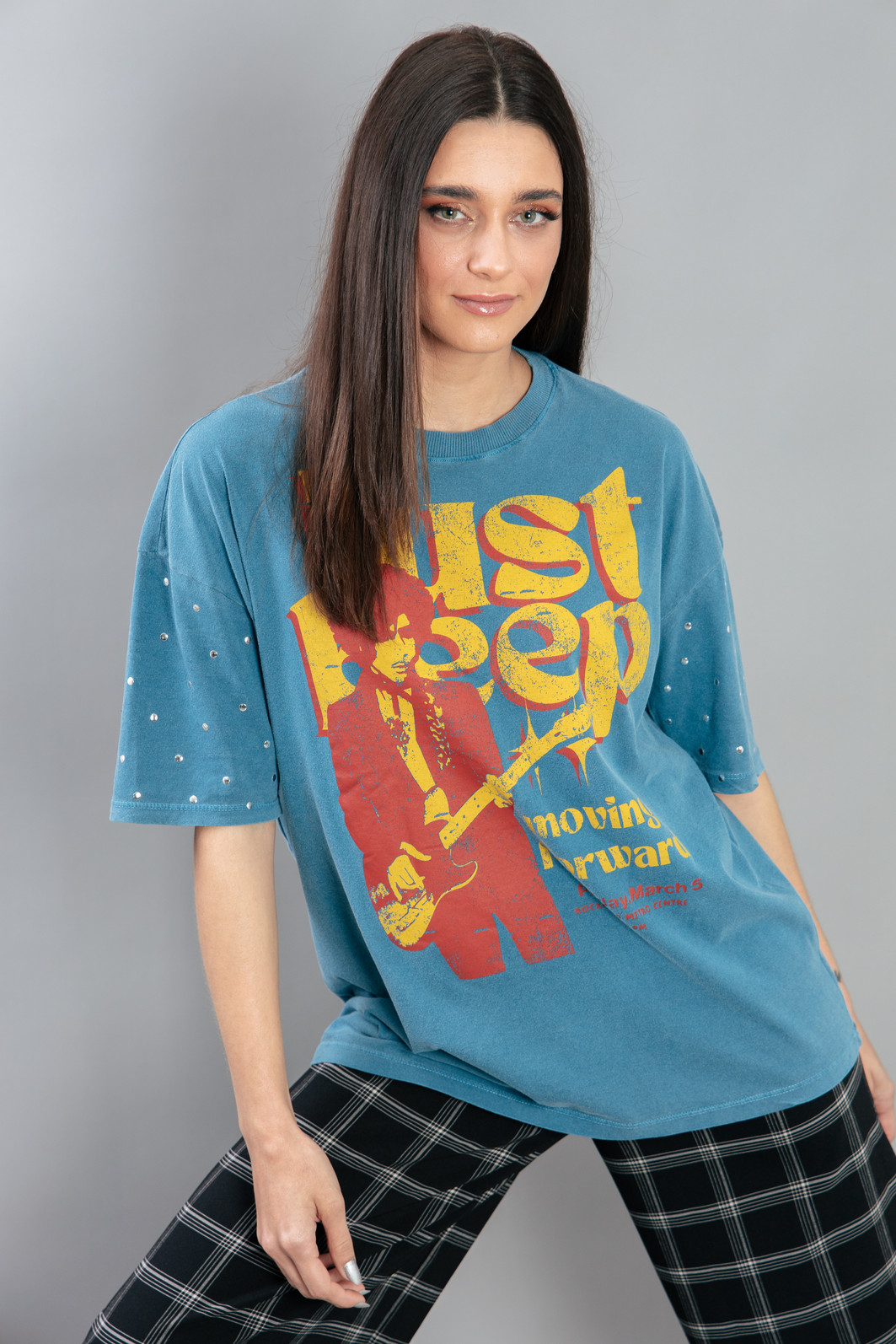 CAMISETA T-SHIRT VINTAGE AZUL COM TACHAS NA MANGA JUST KEEP CAMISETA T-SHIRT VINTAGE AZUL COM TACHAS NA MANGA JUST KEEP