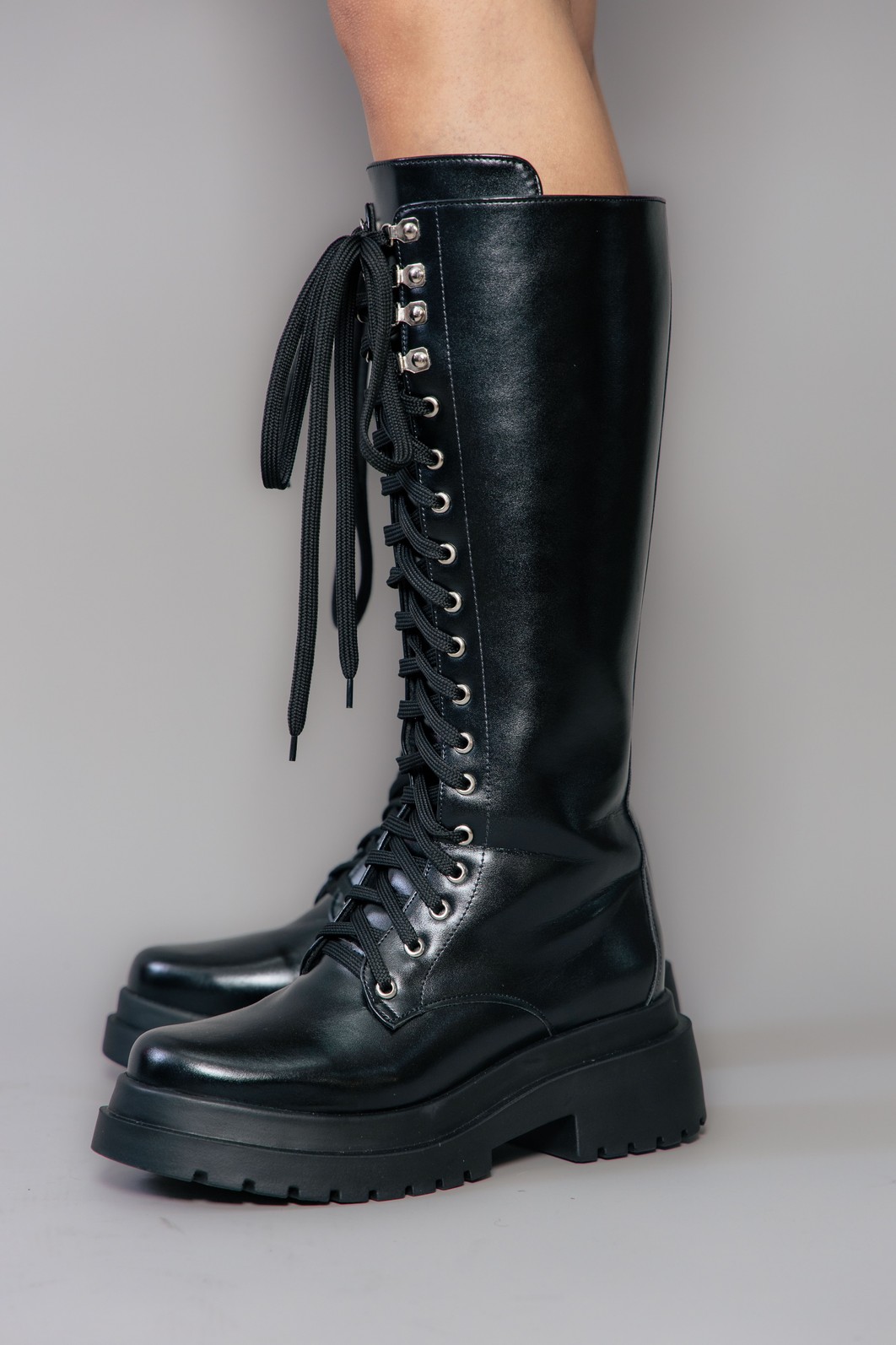 COTURNO CANO LONGO COM CADARÇO PRETO COTURNO CANO LONGO COM CADARÇO PRETO