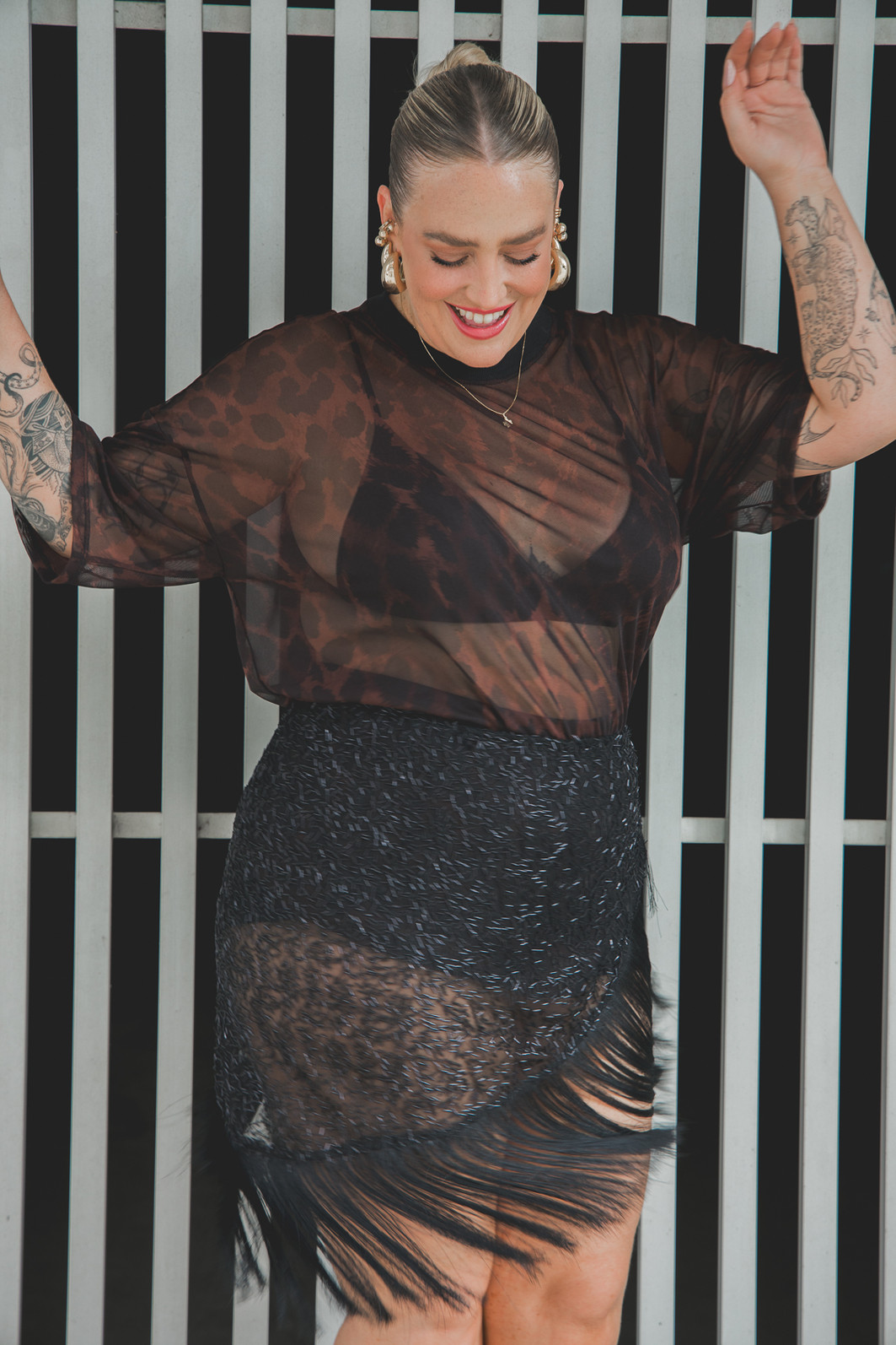 SAIA LENÇO DE CREPE BORDADO COM CANUTILHOS E FRANJAS PRETO SAIA LENÇO DE CREPE BORDADO COM CANUTILHOS E FRANJAS PRETO