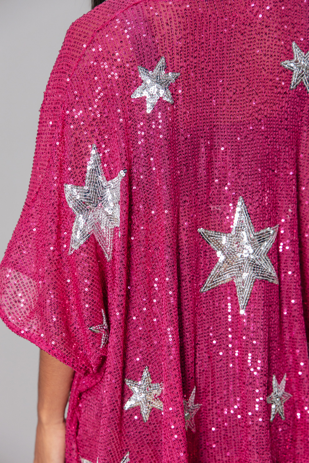 KIMONO DE PAETÊ ROSA COM BORDADO ESTRELAS PRATA