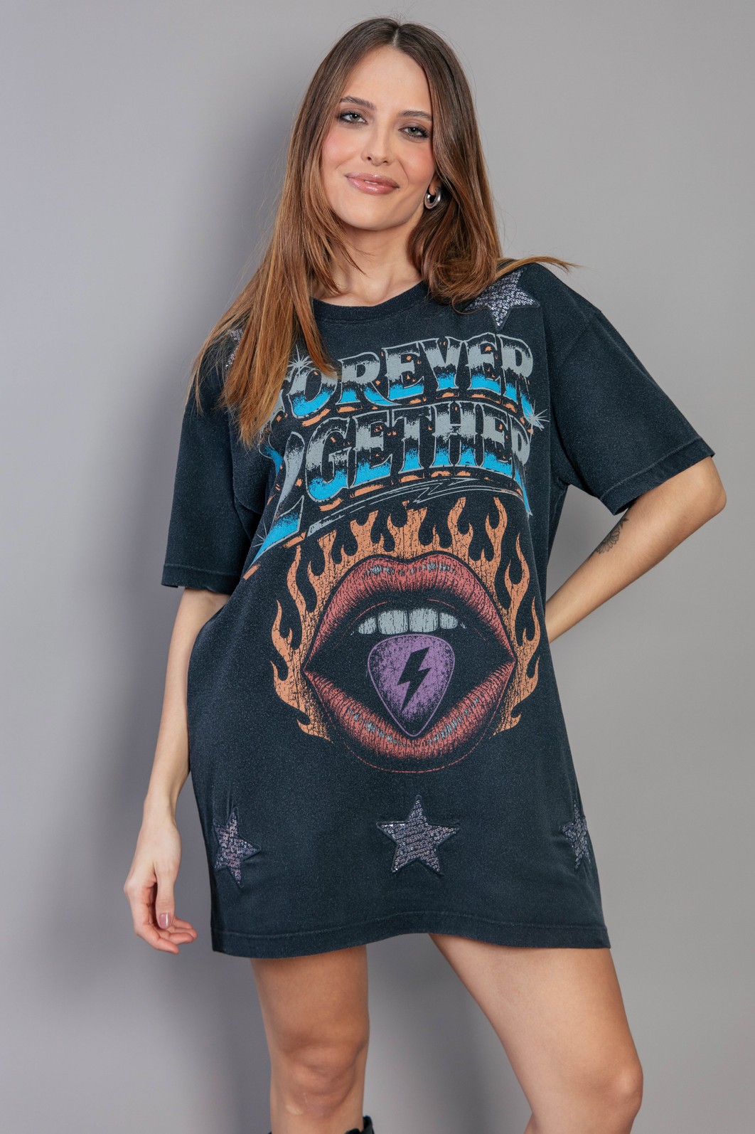 VESTIDO CAMISETÃO PRETO COM APLIQUES FOREVER VESTIDO CAMISETÃO PRETO COM APLIQUES FOREVER
