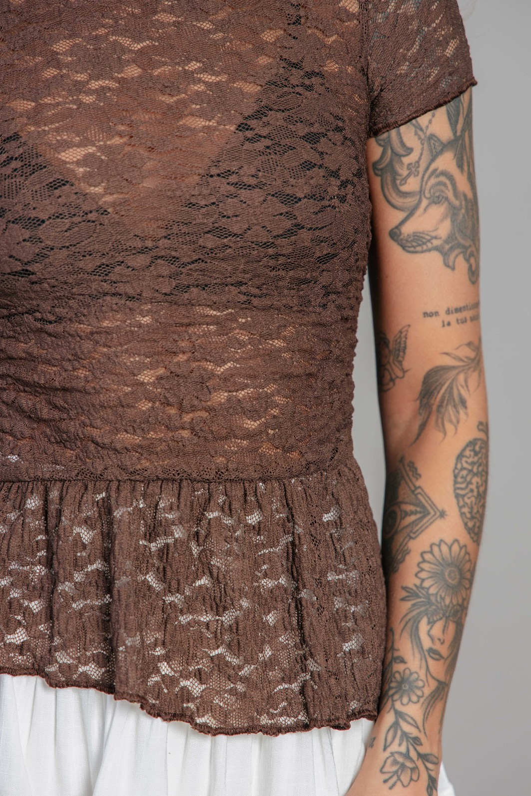 BLUSA BABYTEE COM BABADO DE RENDA MARROM BLUSA BABYTEE COM BABADO DE RENDA MARROM