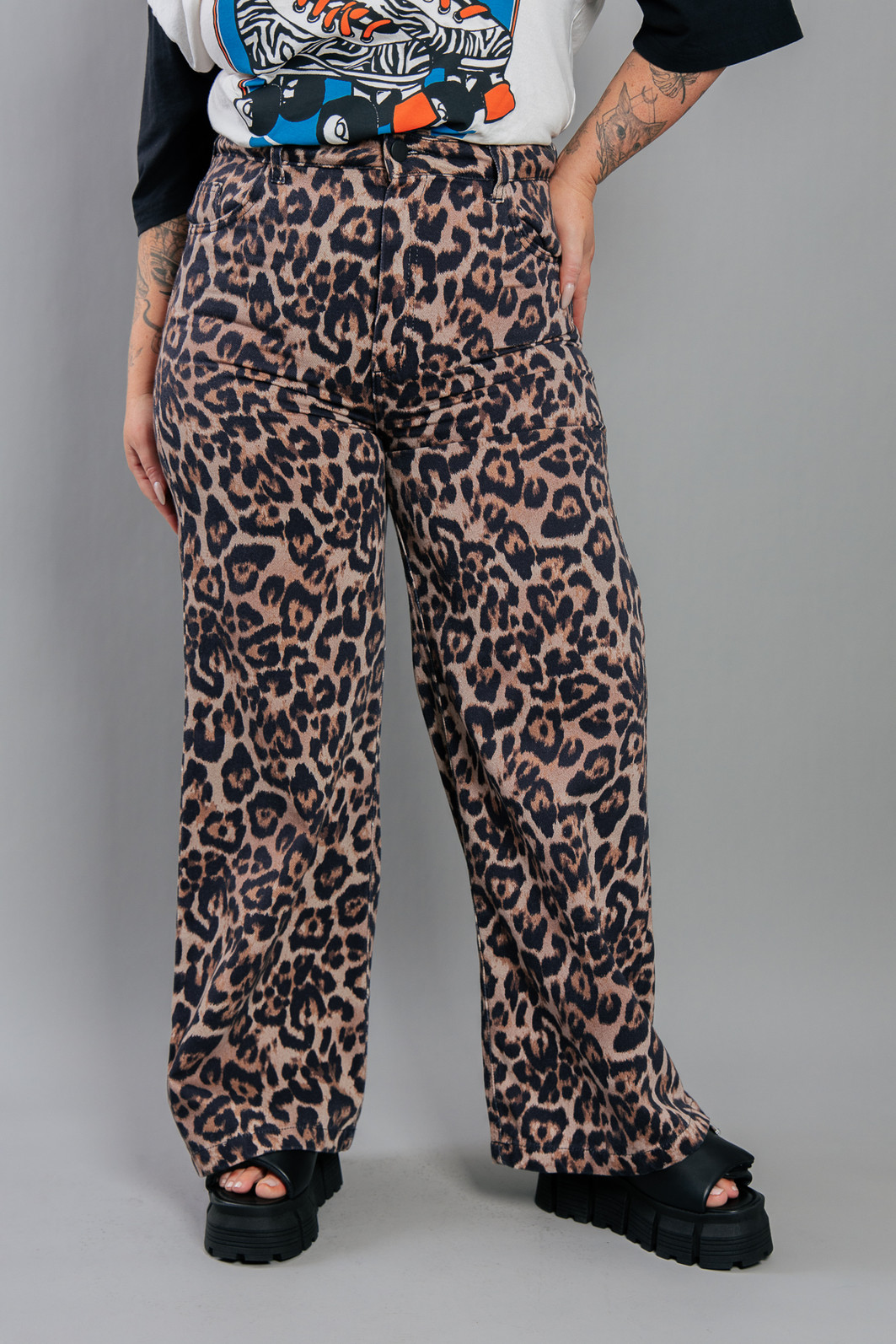 CALÇA SARJA WIDE ONCINHA CALÇA SARJA WIDE ONCINHA