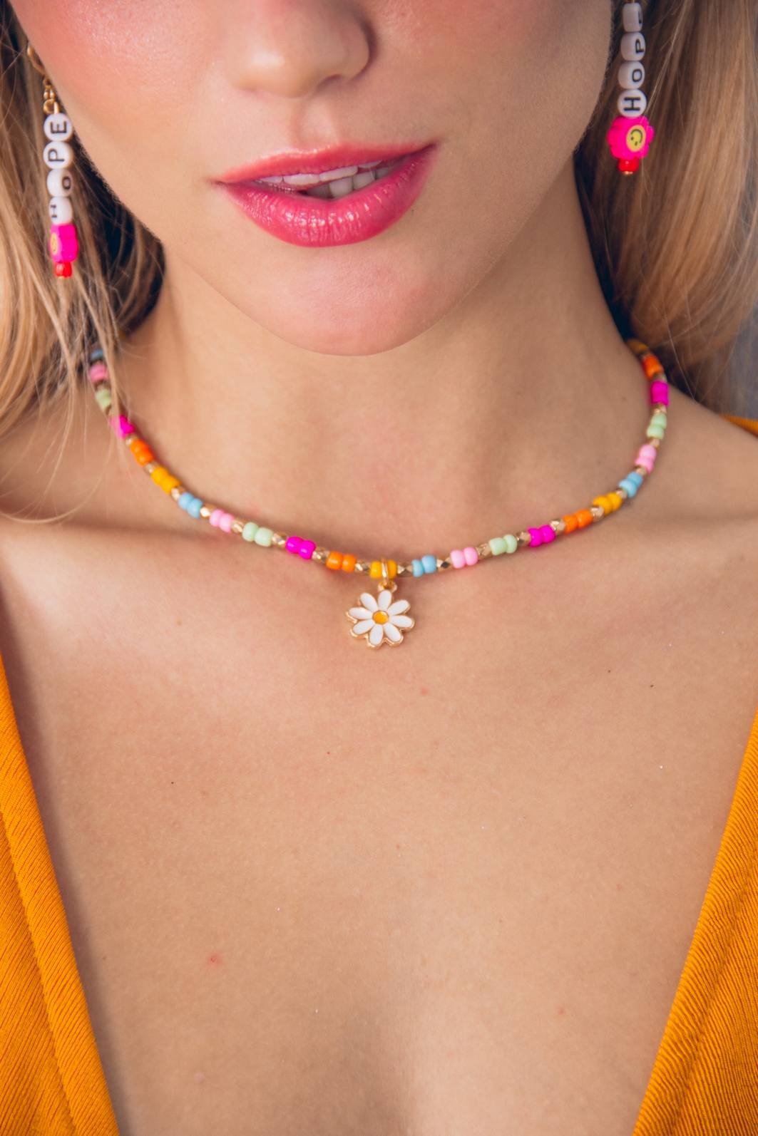 COLAR MIÇANGAS COLORIDAS COM MARGARIDA COLAR MIÇANGAS COLORIDAS COM MARGARIDA