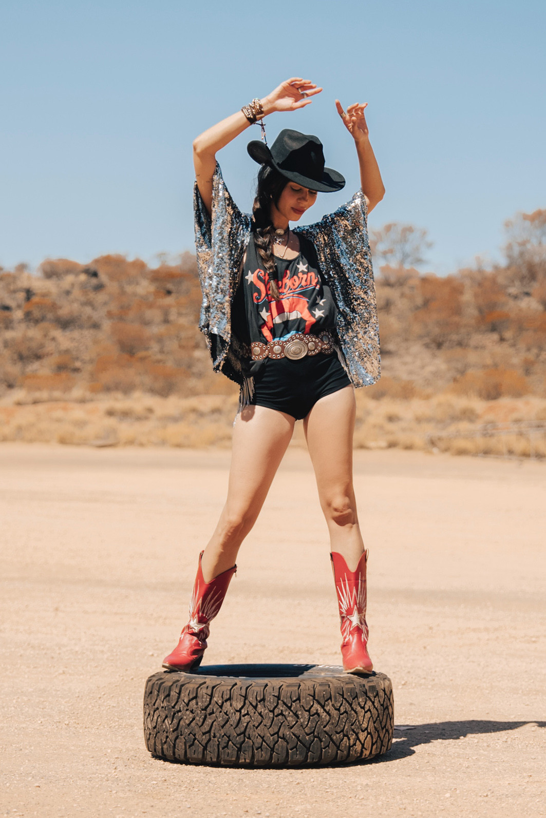 MINI SHORT HOT PANT PRETO COM FRANJAS DE METAL