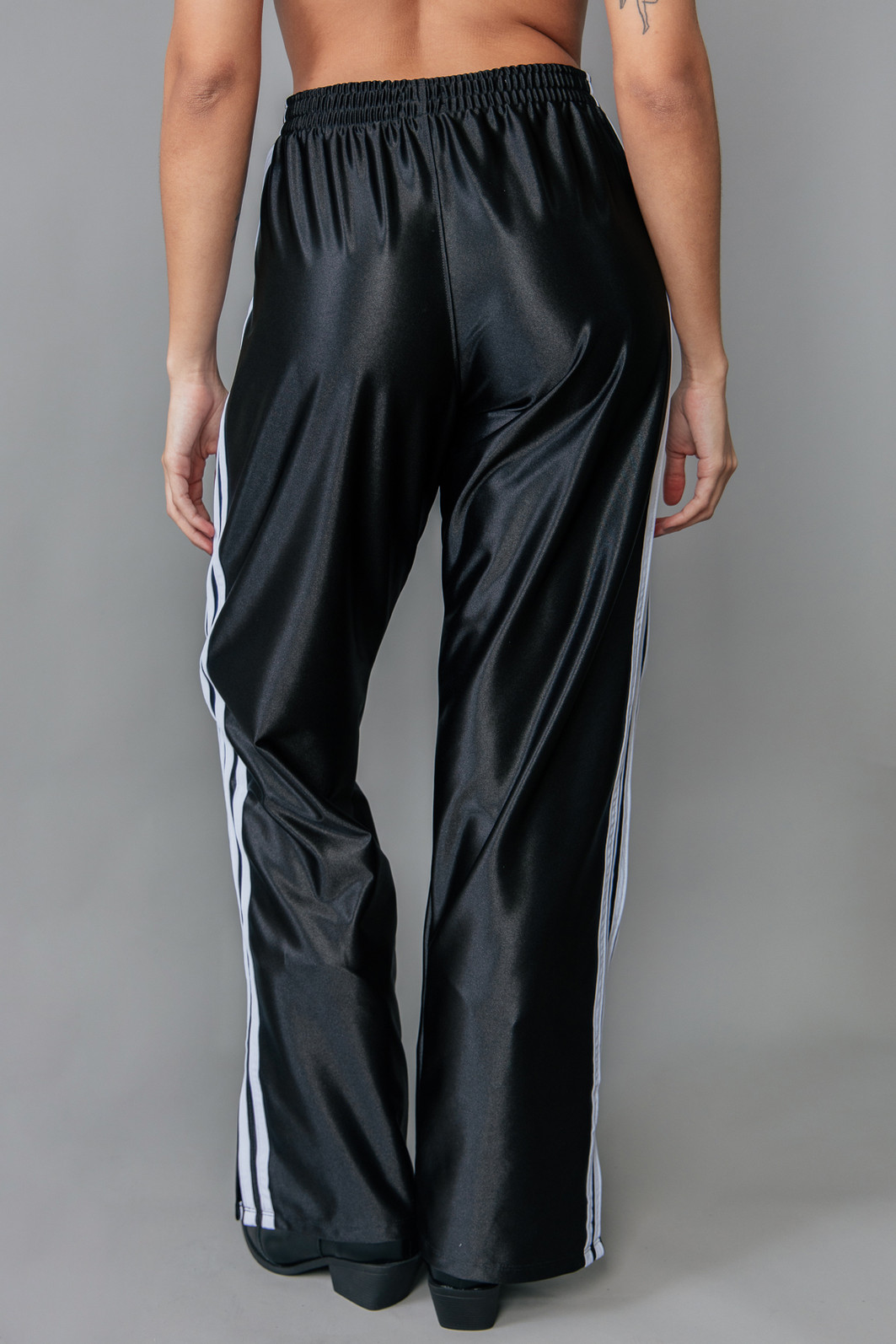 CALÇA SPORT PRETA COM LISTRAS