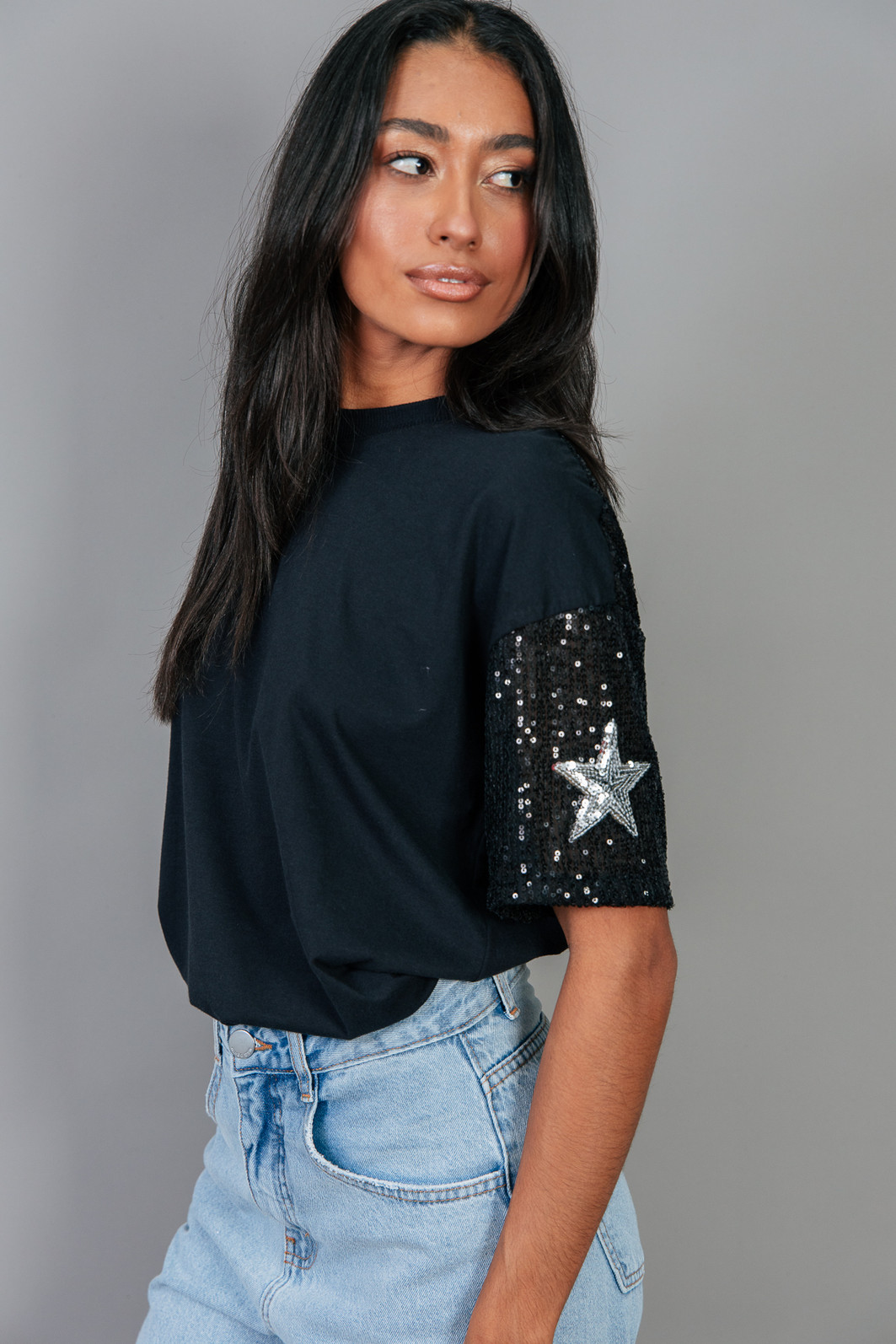 T-SHIRT VINTAGE COM PAETÊS E MALHA COM BORDADO E FRANJAS