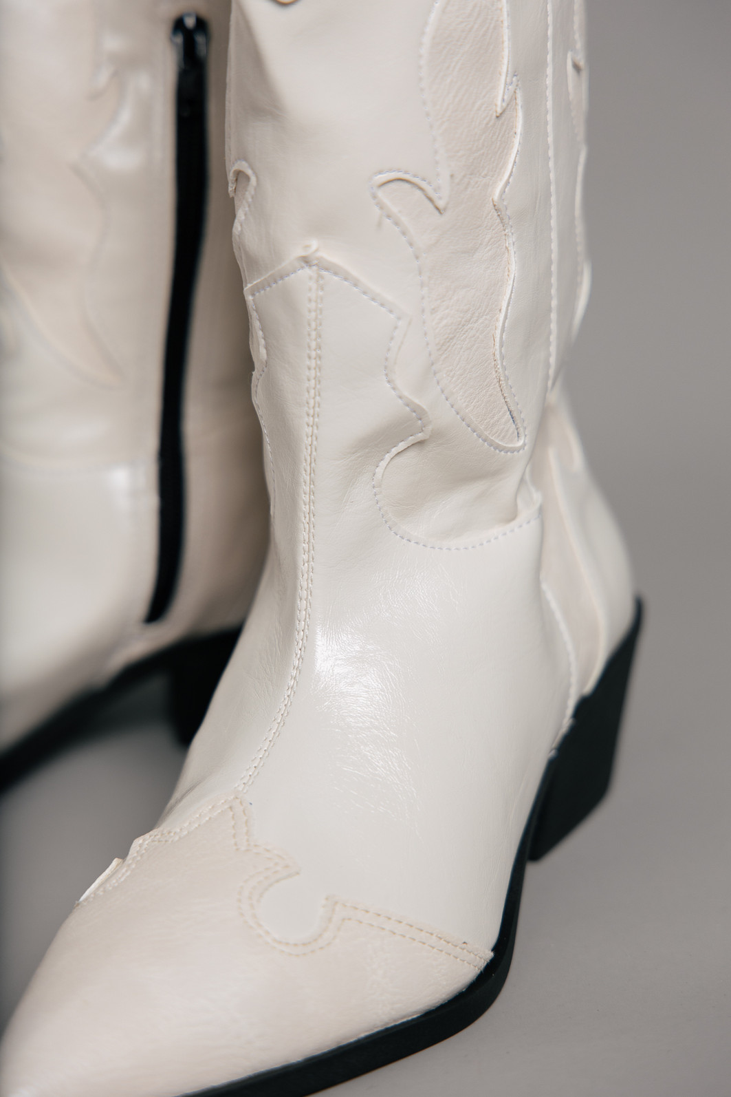 BOTA WESTERN COM BORDADO OFF WHITE BOTA WESTERN COM BORDADO OFF WHITE