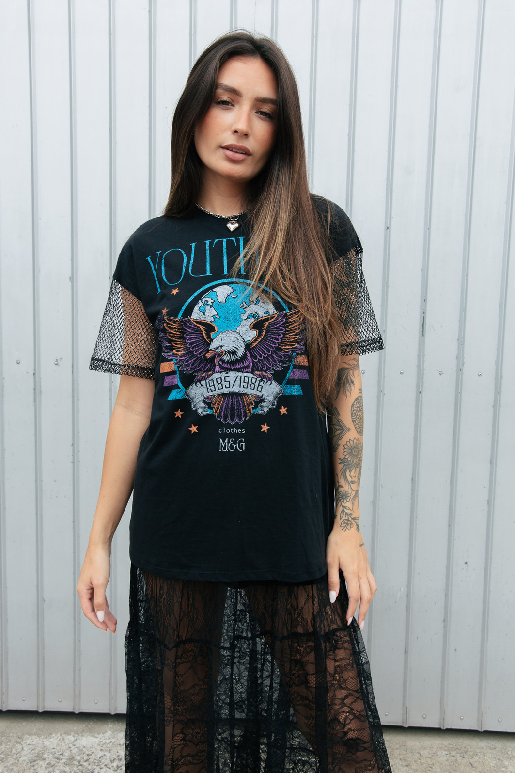 CAMISETA T-SHIRT VINTAGE PRETA COM MANGAS TELA COM BRILHO YOUTHFUL