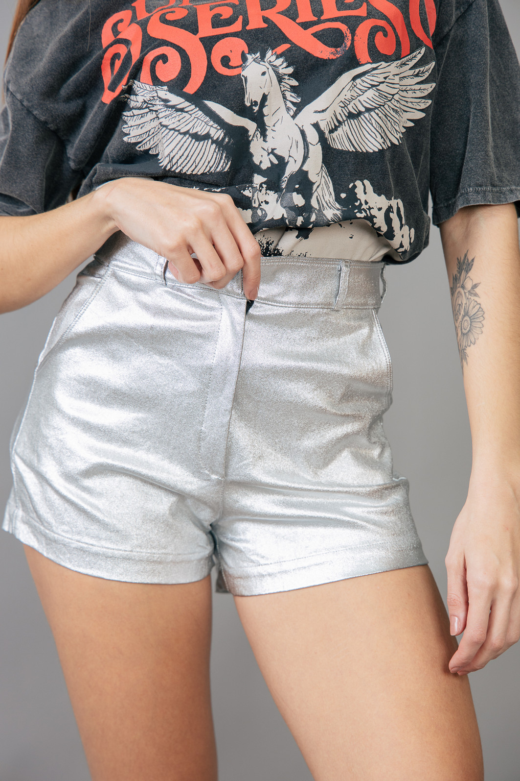SHORT HOT PANT METALIZADO PRATA COM ESTRELA PRETO