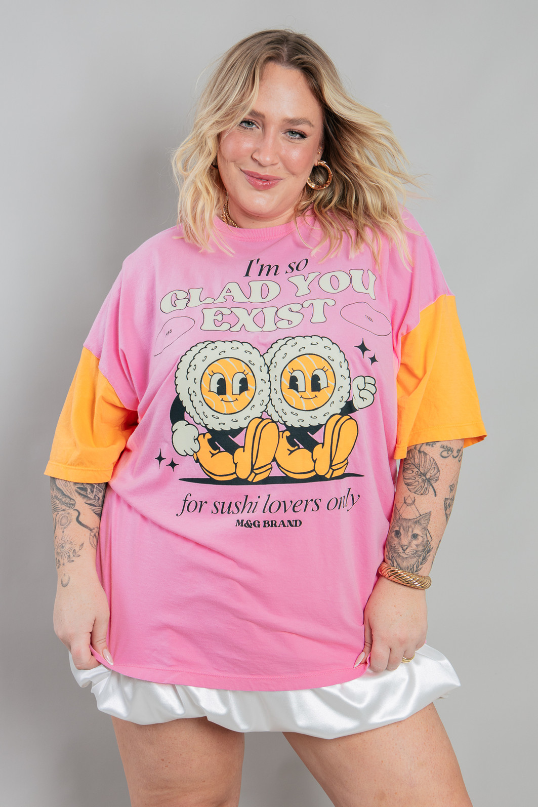 CAMISETA T-SHIRT OVERSIZED ROSA COM MANGAS LARANJAS SUSHI
