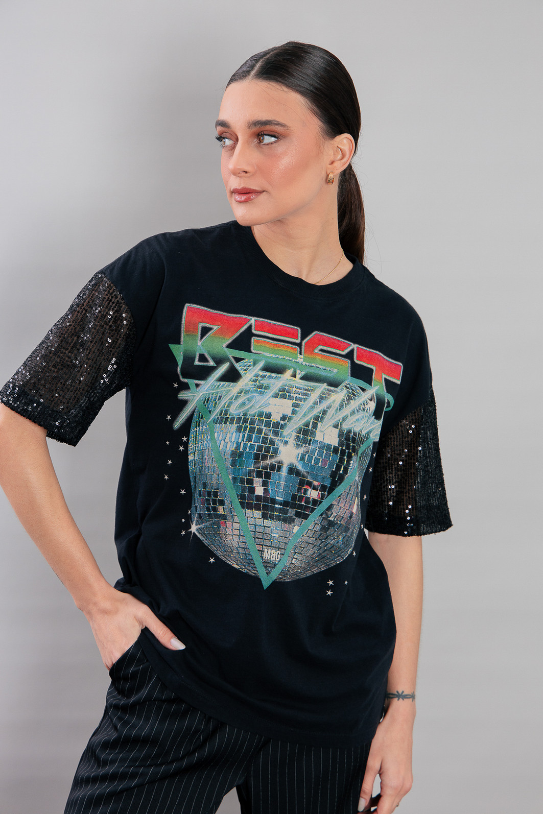 CAMISETA T-SHIRT VINTAGE PRETA COM MANGAS PAETÊS BEST CAMISETA T-SHIRT VINTAGE PRETA COM MANGAS PAETÊS BEST