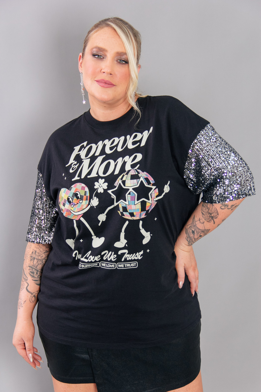 CAMISETA T-SHIRT VINTAGE PRETA FOREVER MANGA PAETÊ PRATA CAMISETA T-SHIRT VINTAGE PRETA FOREVER MANGA PAETÊ PRATA