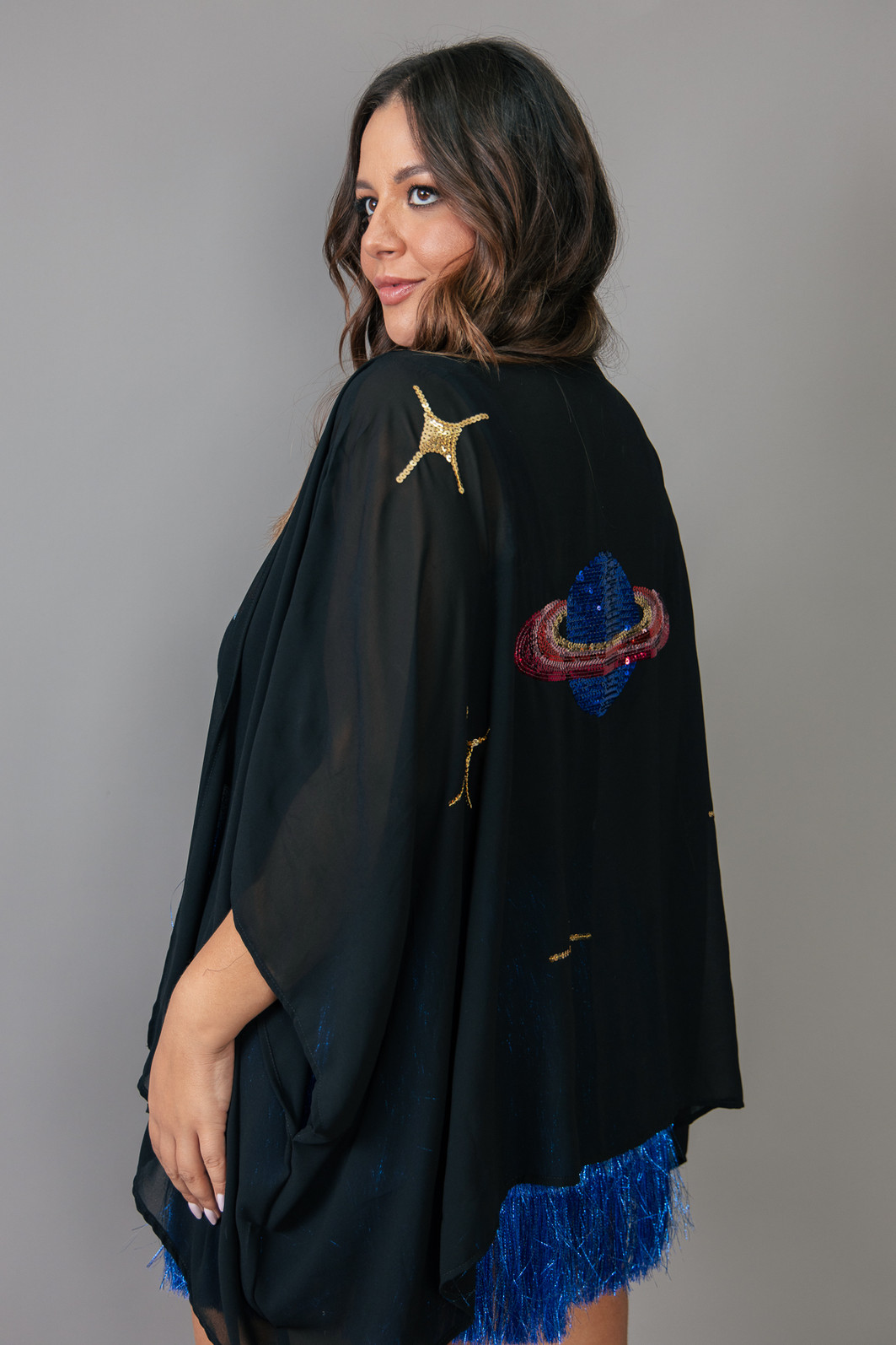 KIMONO PRETO DE TECIDO COM BORDADO DE PAETÊ PLANETA KIMONO PRETO DE TECIDO COM BORDADO DE PAETÊ PLANETA