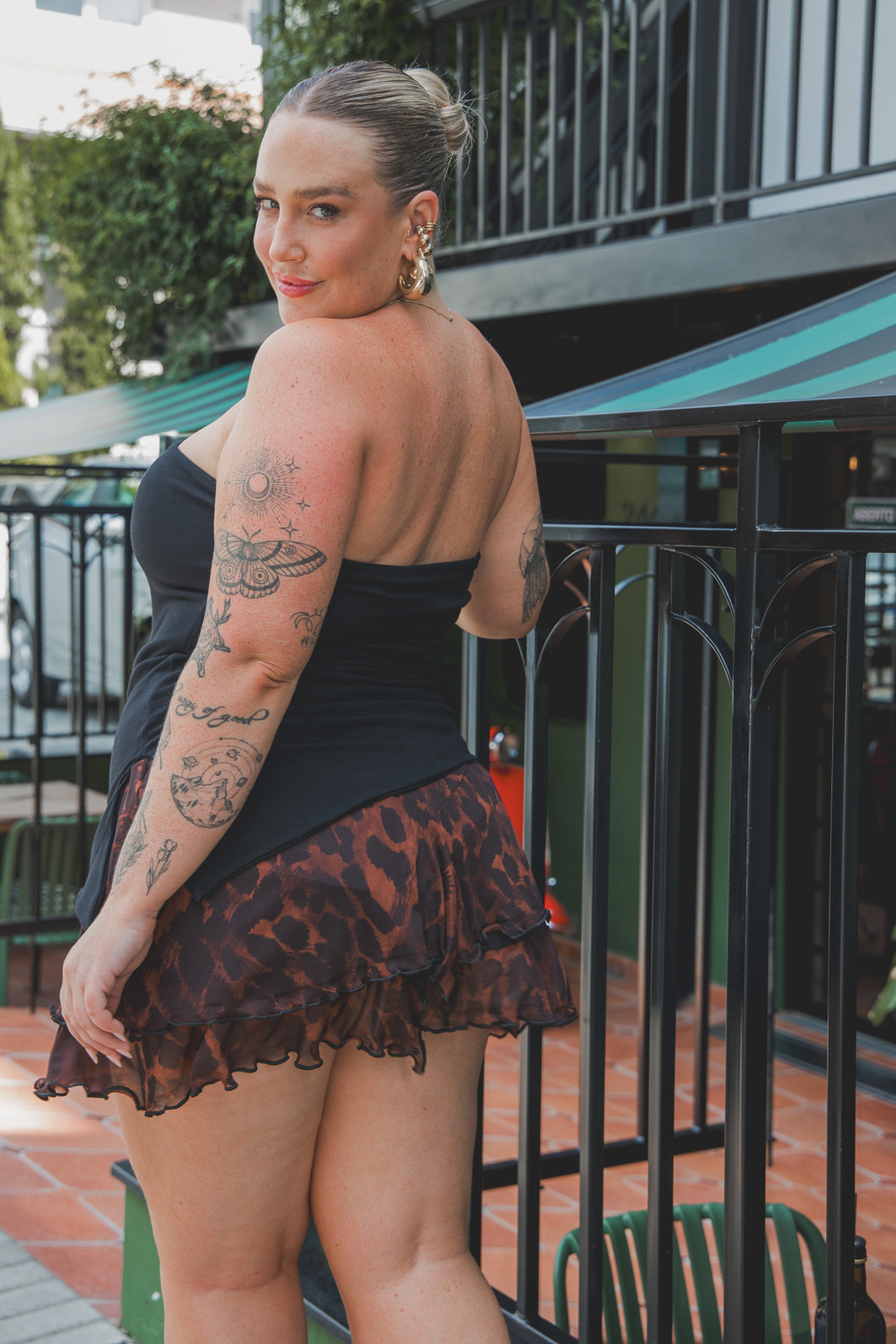 TOP SEM ALÇAS ASSIMÉTRICO COM ABERTURA PRETO TOP SEM ALÇAS ASSIMÉTRICO COM ABERTURA PRETO