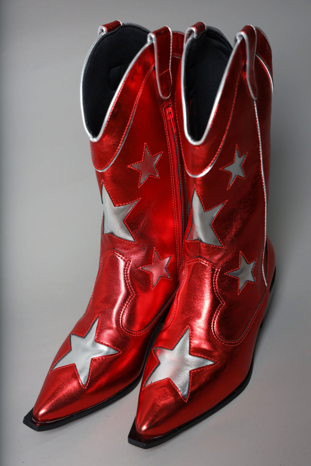 BOTA WESTERN METALIZADA VERMELHA COM ESTRELAS PRATA BOTA WESTERN METALIZADA VERMELHA COM ESTRELAS PRATA