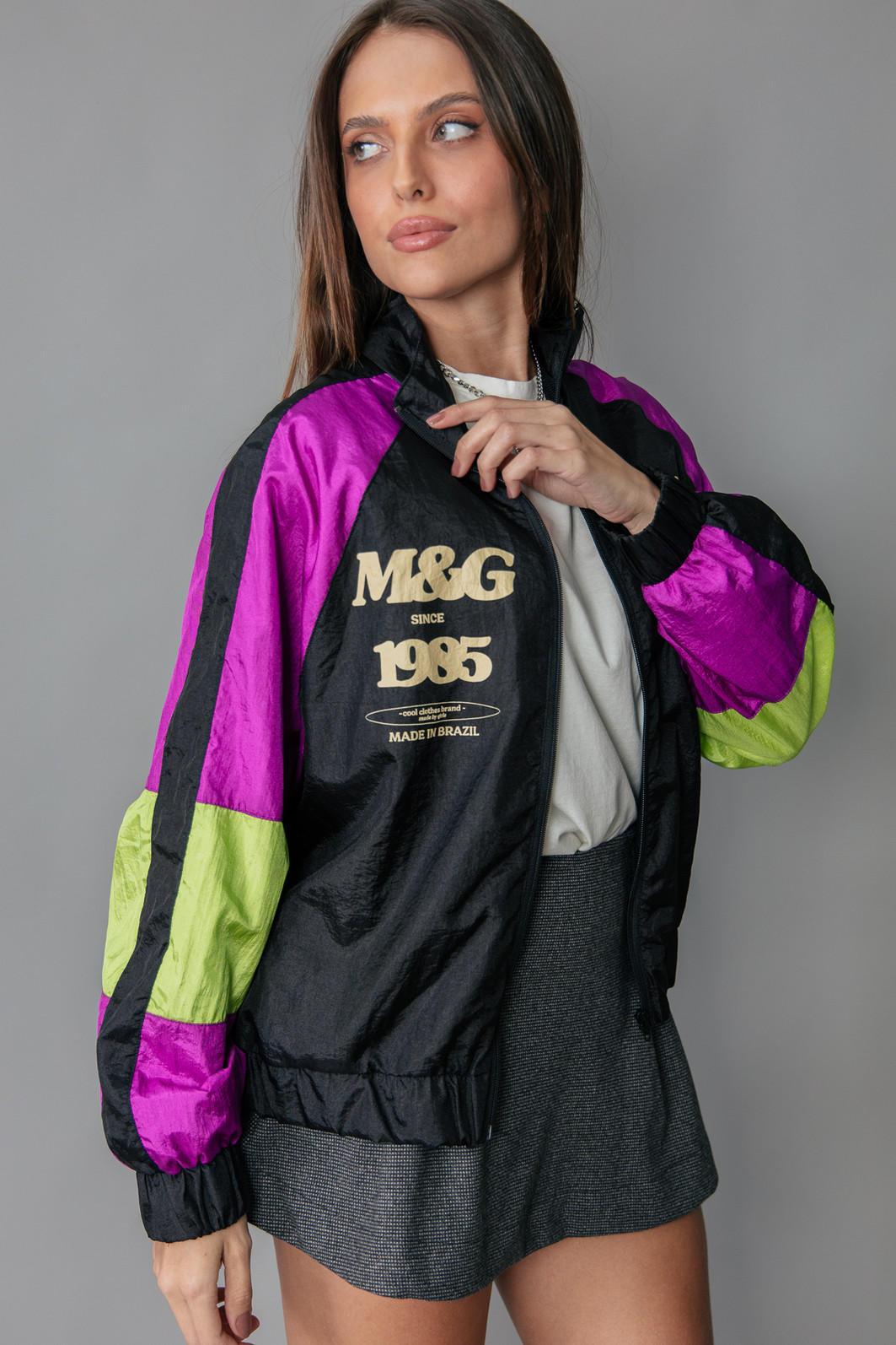 JAQUETA ESPORTIVA COM RECORTES COLORIDA NINETEEN