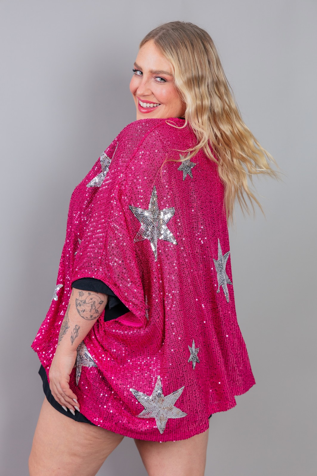 KIMONO DE PAETÊ ROSA COM BORDADO ESTRELAS PRATA KIMONO DE PAETÊ ROSA COM BORDADO ESTRELAS PRATA