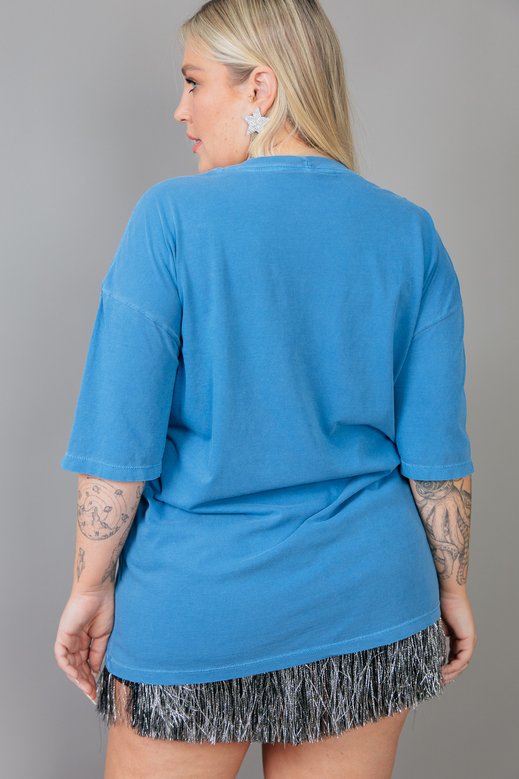 T-SHIRT VINTAGE AZUL MISERY COM APLIQUE DE ESTRELAS