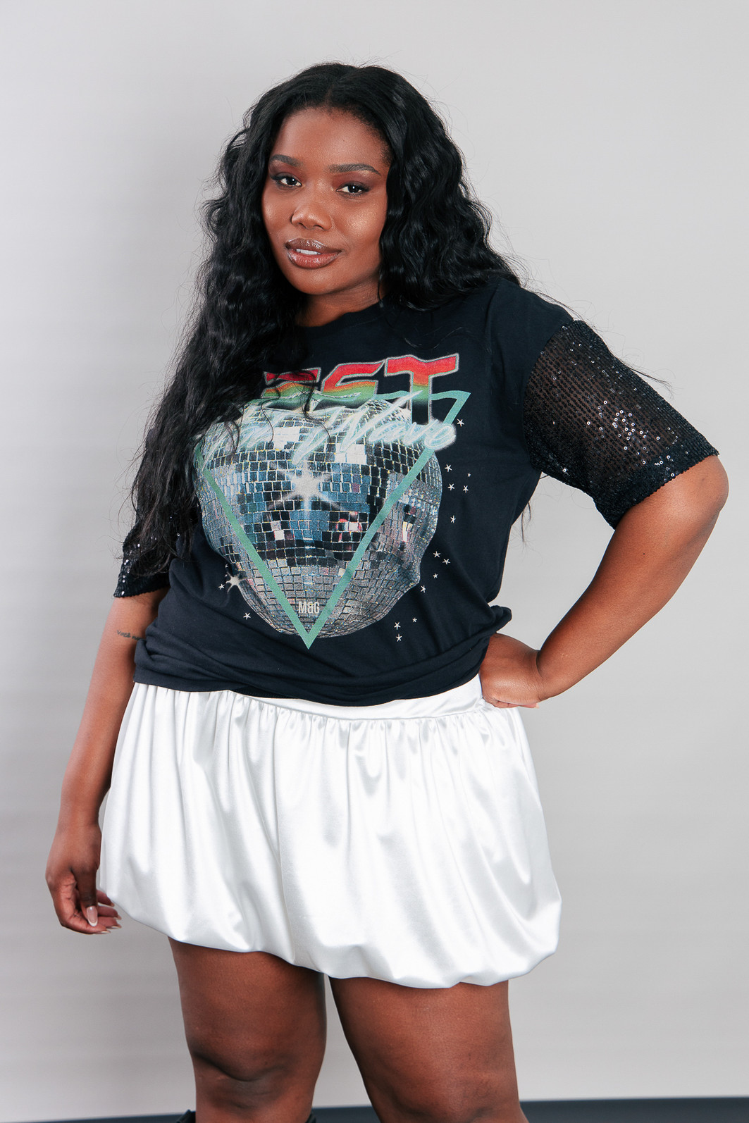 CAMISETA T-SHIRT VINTAGE PRETA COM MANGAS PAETÊS BEST CAMISETA T-SHIRT VINTAGE PRETA COM MANGAS PAETÊS BEST