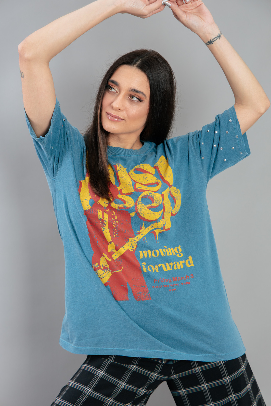 CAMISETA T-SHIRT VINTAGE AZUL COM TACHAS NA MANGA JUST KEEP CAMISETA T-SHIRT VINTAGE AZUL COM TACHAS NA MANGA JUST KEEP