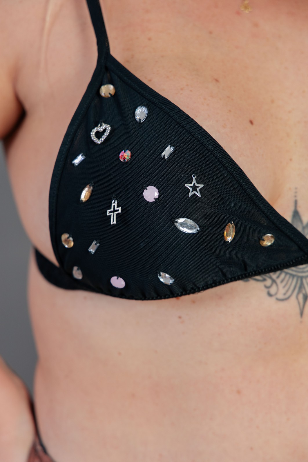 TOP DE TULE PRETO COM APLIQUES E PINGENTES TOP DE TULE PRETO COM APLIQUES E PINGENTES