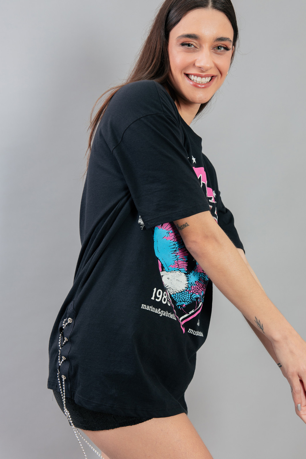 CAMISETA T-SHIRT VINTAGE COM CORRENTES LATERAIS YOUNGER