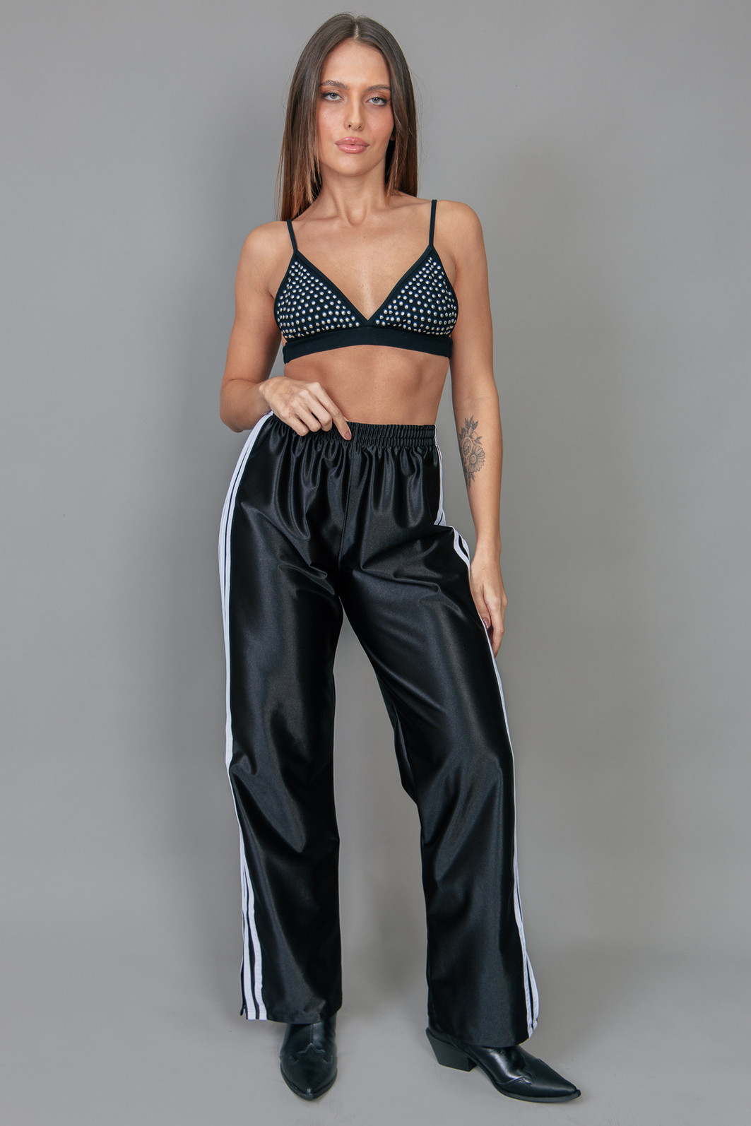 TOP DE COTTON PRETO COM APLIQUE TACHAS TOP DE COTTON PRETO COM APLIQUE TACHAS