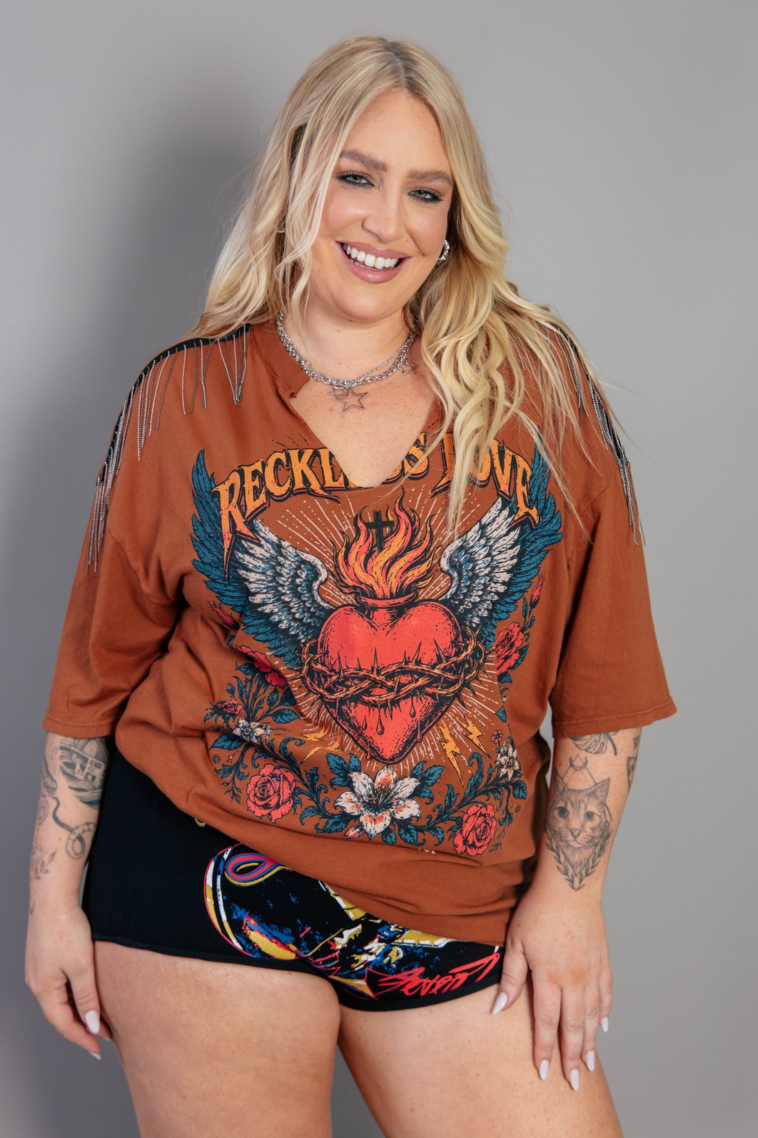 CAMISETA T-SHIRT DECOTE V COM FRANJAS MARROM RECKLESS CAMISETA T-SHIRT DECOTE V COM FRANJAS MARROM RECKLESS