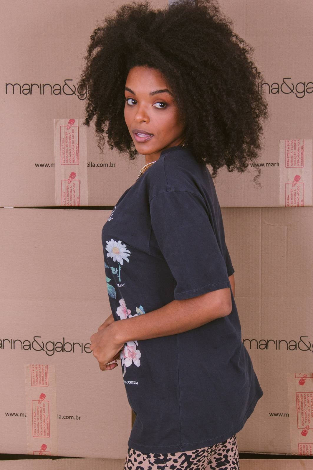 T-SHIRT BOYFRIEND COM DECOTE CORTADO WILD FLOWERS