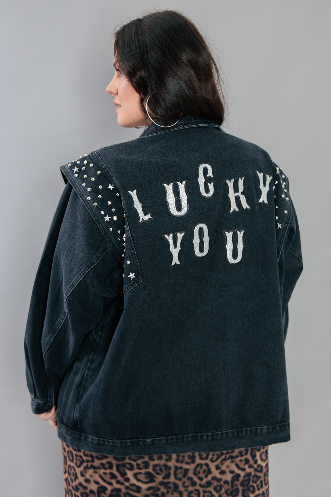 JAQUETA PRETA OVERSIZED 80S COM APLIQUES JAQUETA PRETA OVERSIZED 80S COM APLIQUES