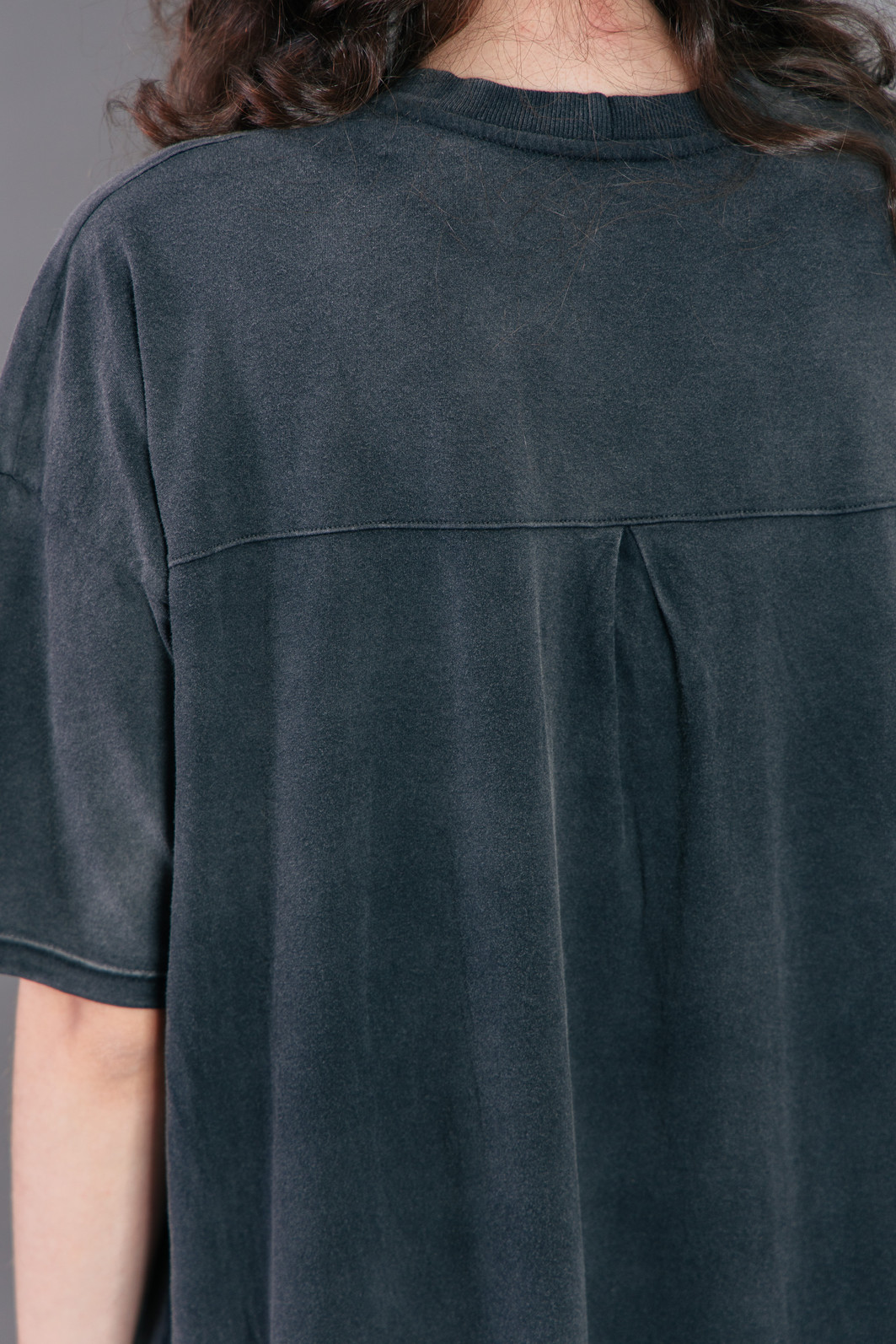 VESTIDO AMPLO COM PREGA COSTAS PRETO MARMORIZADO POSSIBLE VESTIDO AMPLO COM PREGA COSTAS PRETO MARMORIZADO POSSIBLE