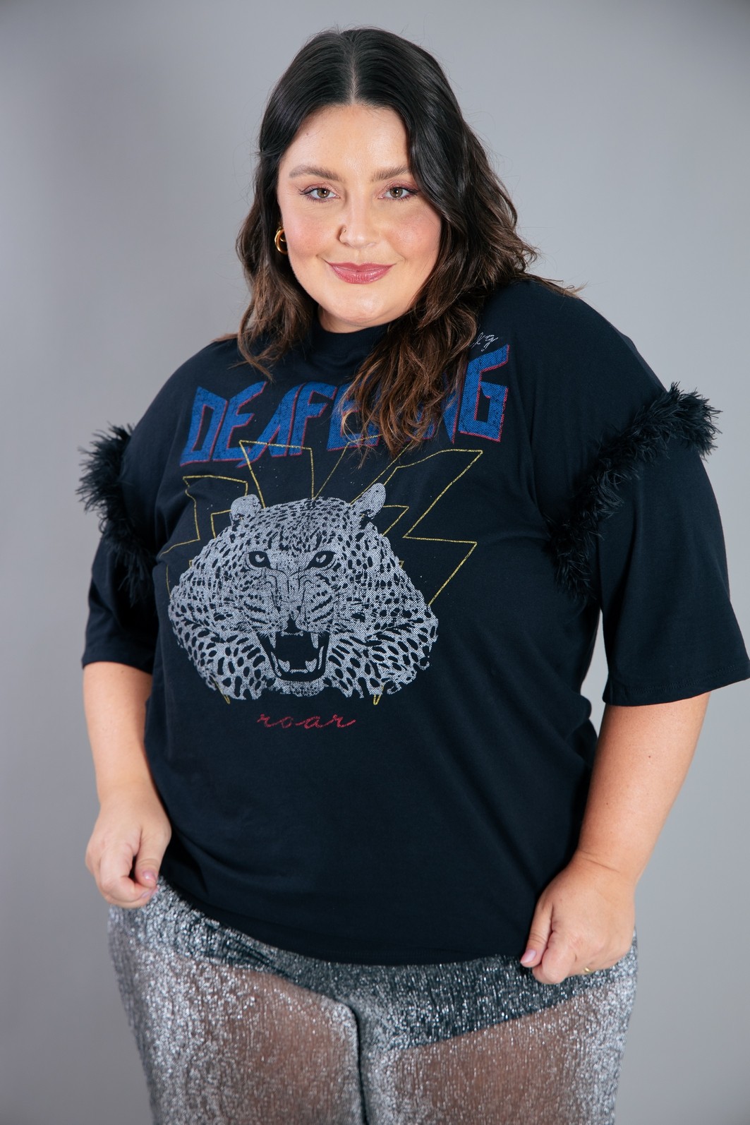 T-SHIRT PRETA COM PLUMAS DEAFENING T-SHIRT PRETA COM PLUMAS DEAFENING