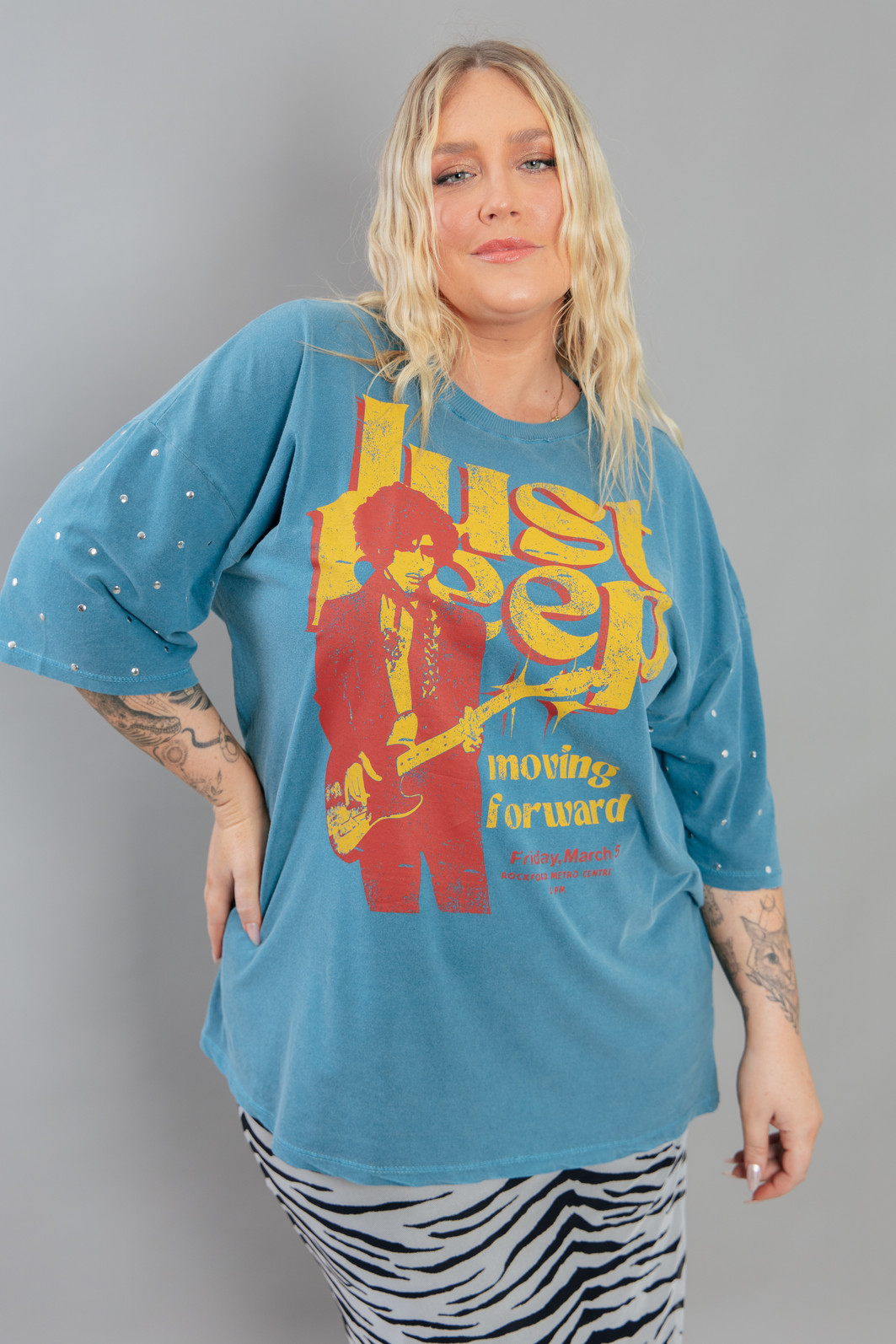 CAMISETA T-SHIRT VINTAGE AZUL COM TACHAS NA MANGA JUST KEEP CAMISETA T-SHIRT VINTAGE AZUL COM TACHAS NA MANGA JUST KEEP