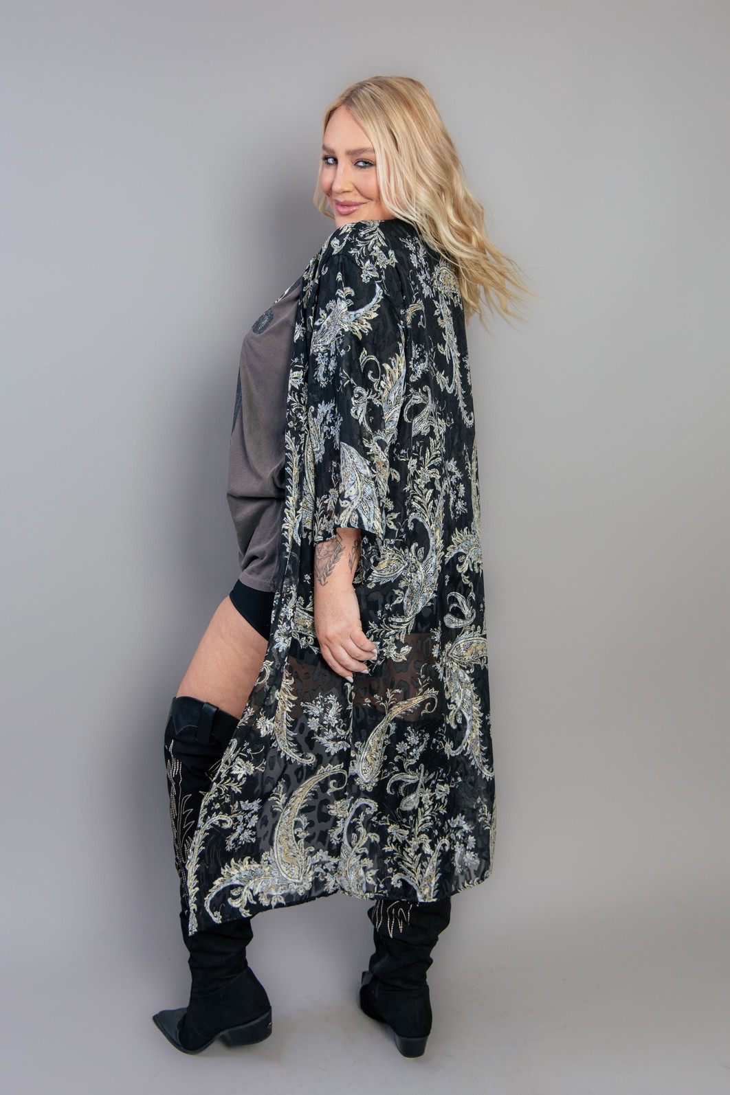 KIMONO EM TECIDO DEVORÊ ESTAMPADO PAISLEY KIMONO EM TECIDO DEVORÊ ESTAMPADO PAISLEY