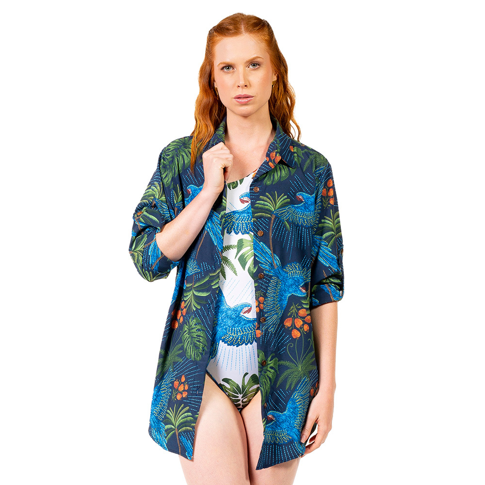 Camisa Alongada Atena Verão Arara Bordado Barra Fundo Azul Camisa Alongada Atena Verão Arara Bordado Barra Fundo Azul