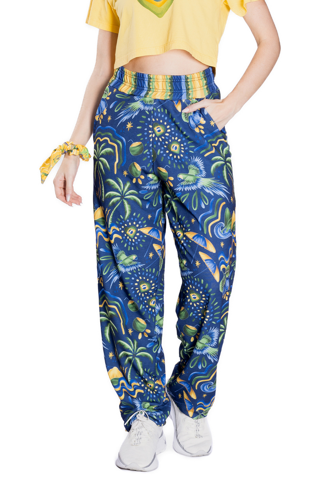 Calça Moletinho Semi Ampla Estampada Motivos Tropicais Brasil Calça Moletinho Semi Ampla Estampada Motivos Tropicais Brasil