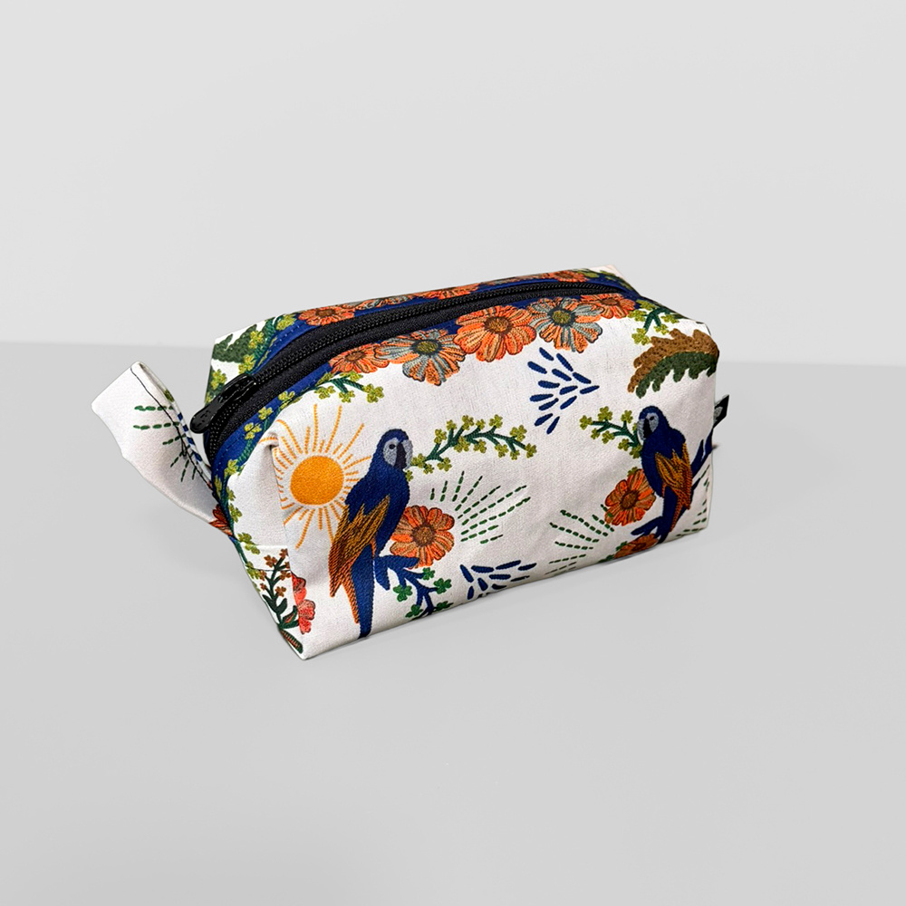 Necessaire Pequena Arara Tropical Bordado