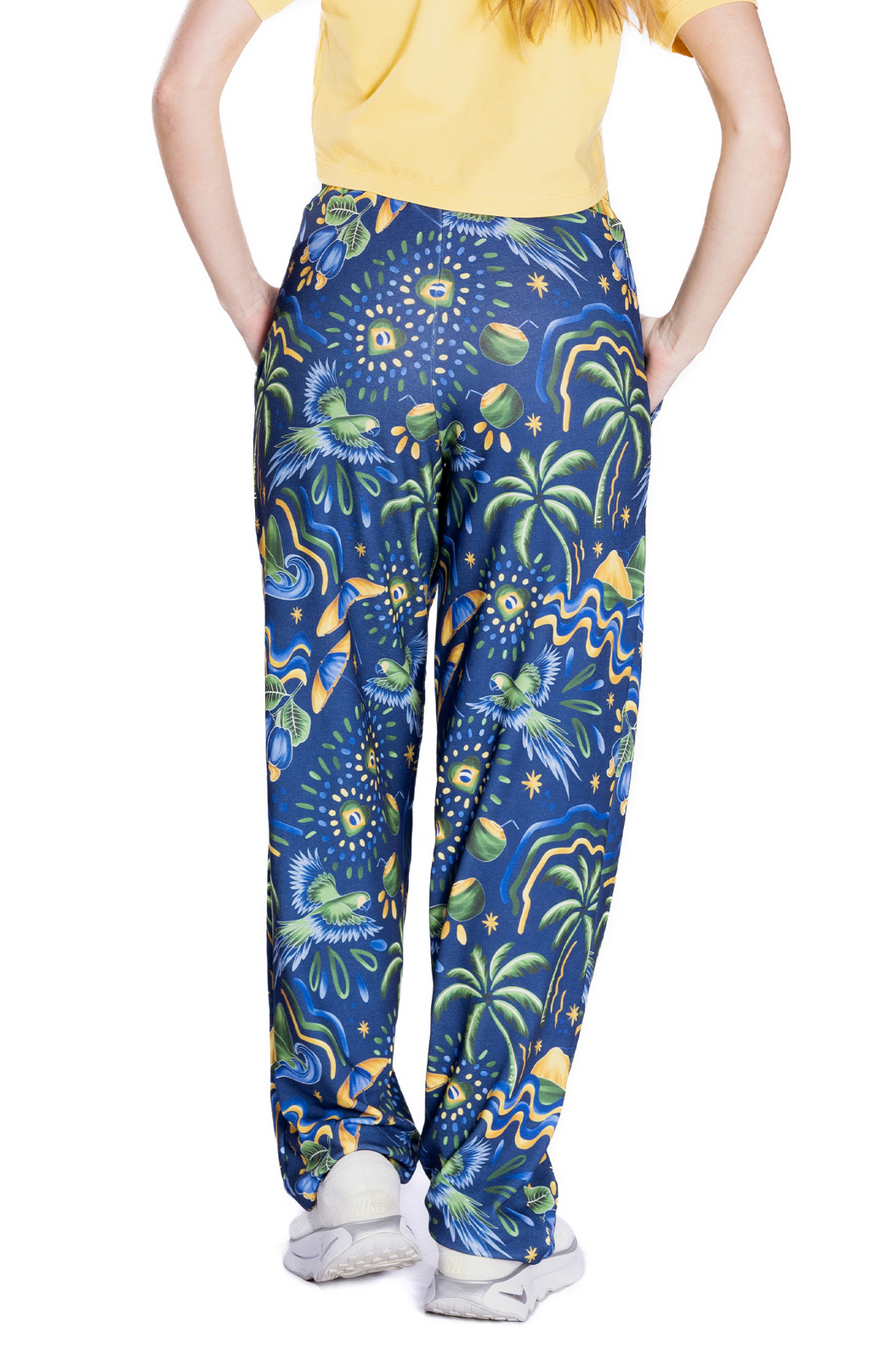 Calça Moletinho Semi Ampla Estampada Motivos Tropicais Brasil Calça Moletinho Semi Ampla Estampada Motivos Tropicais Brasil