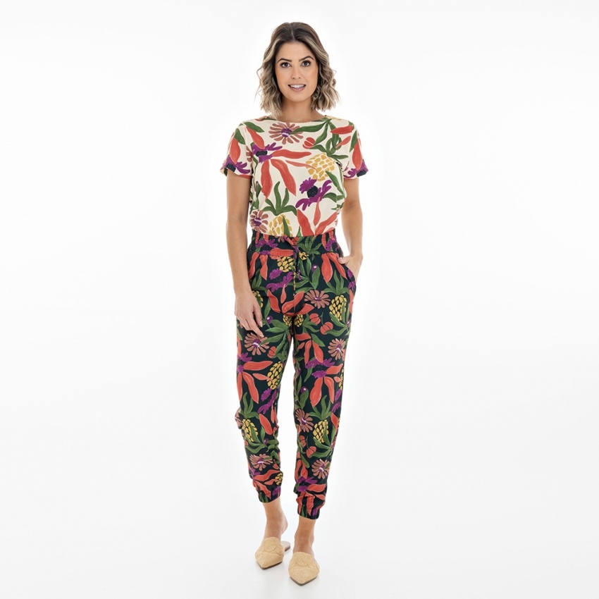 Calça Jogger com Bolso Flores Abacaxi Fundo Escuro Calça Jogger com Bolso Flores Abacaxi Fundo Escuro