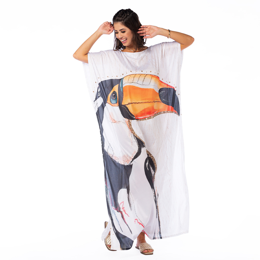 Vestido Feminino Kaftan Hibisco Estampado Tucano Gigante com Bolinhas Douradas e Fundo Texturizado Bege Vestido Feminino Kaftan Hibisco Estampado Tucano Gigante com Bolinhas Douradas e Fundo Texturizado Bege