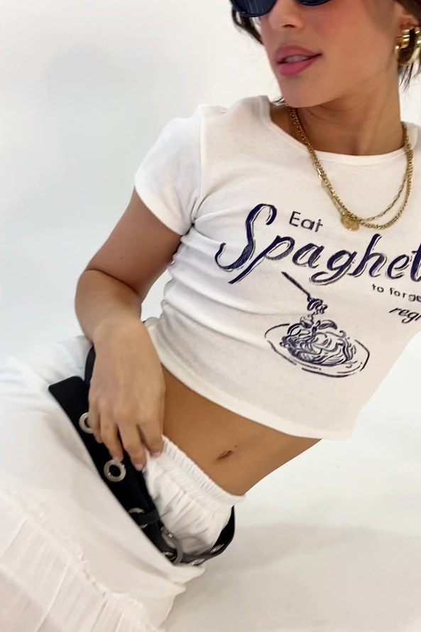 Baby tee cropped feminina com estampa de spaghetti e escrito Eat spaghetti  to forgetti your regretti