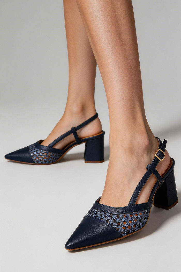 Chanel em Couro com Trissê e Salto Bloco Marinho