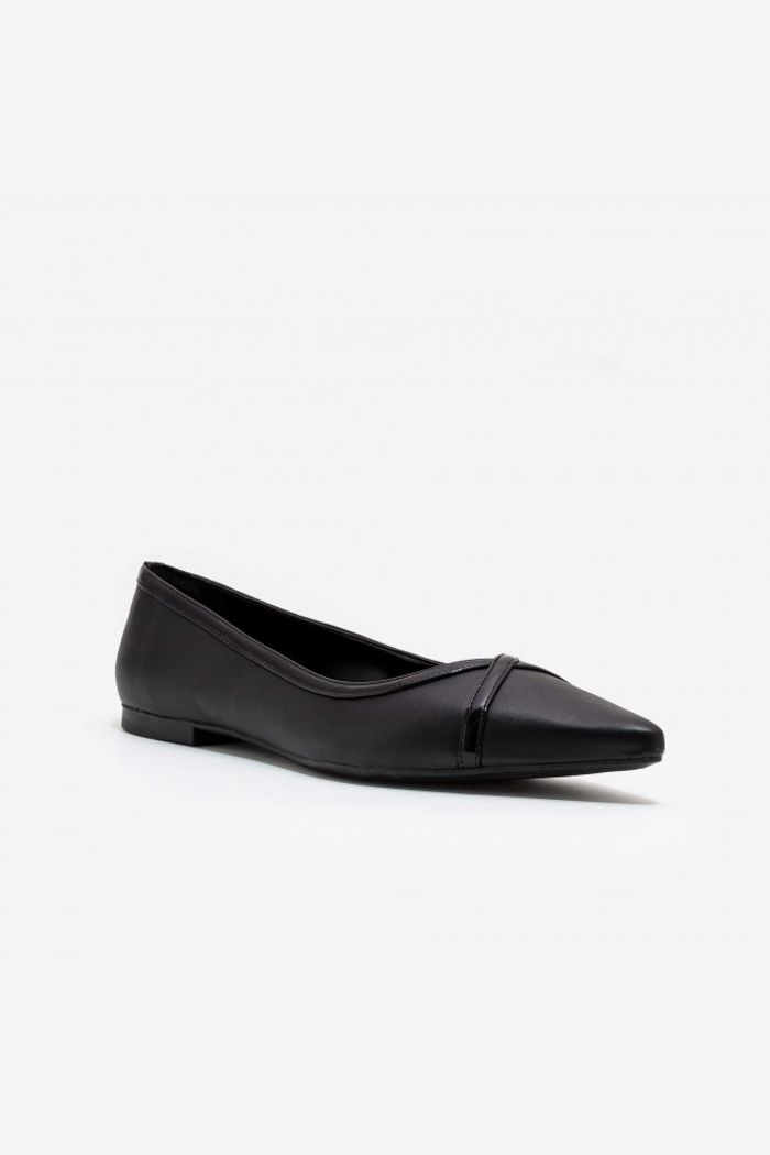 Sapatilha Elegante com Bico Fino Preto